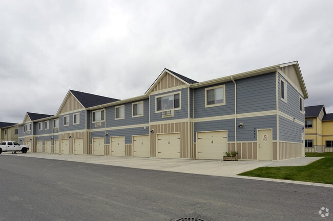 Free attached garage - Western One