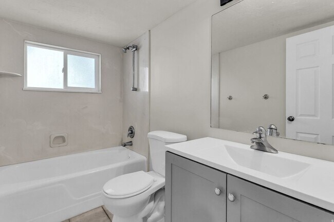 Building Photo - 1035 Hillcrest Dr