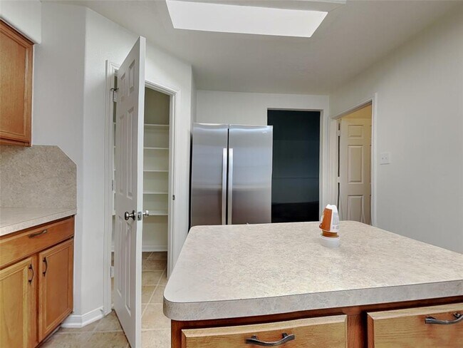 Foto del edificio - 2407 Aspen Dale Dr