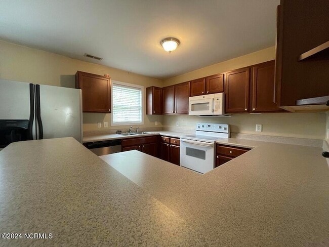 Building Photo - 143 Apache Trail