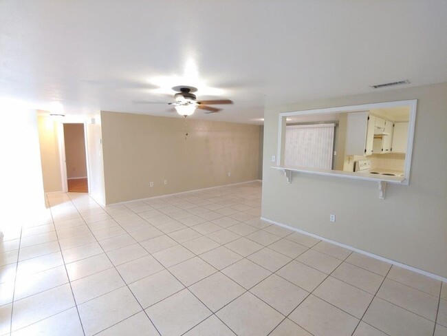 Foto del edificio - 2/2/1 1320 Sq. Ft. with INDOOR LAUNDRY, UPDATED BATHROOMS & a HUGE kitchen...