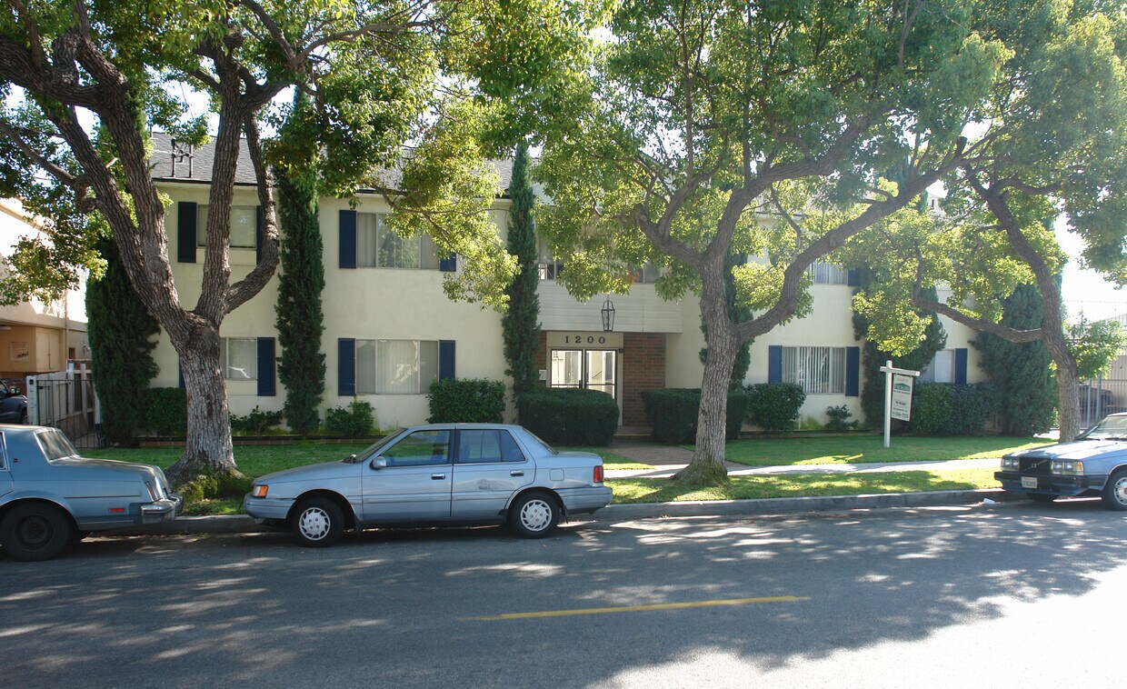 Foto principal - 1200 E California Ave