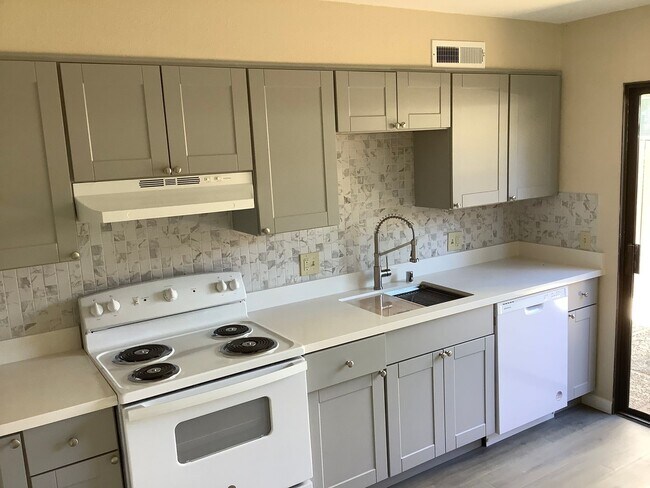 Building Photo - DeVore