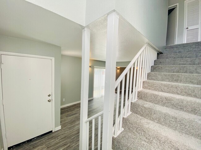 Building Photo - 1/2 Off First Month! Remodeled Townhome in...