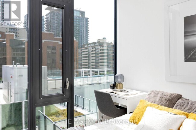 Photo du bâtiment - 161 Roehampton Ave