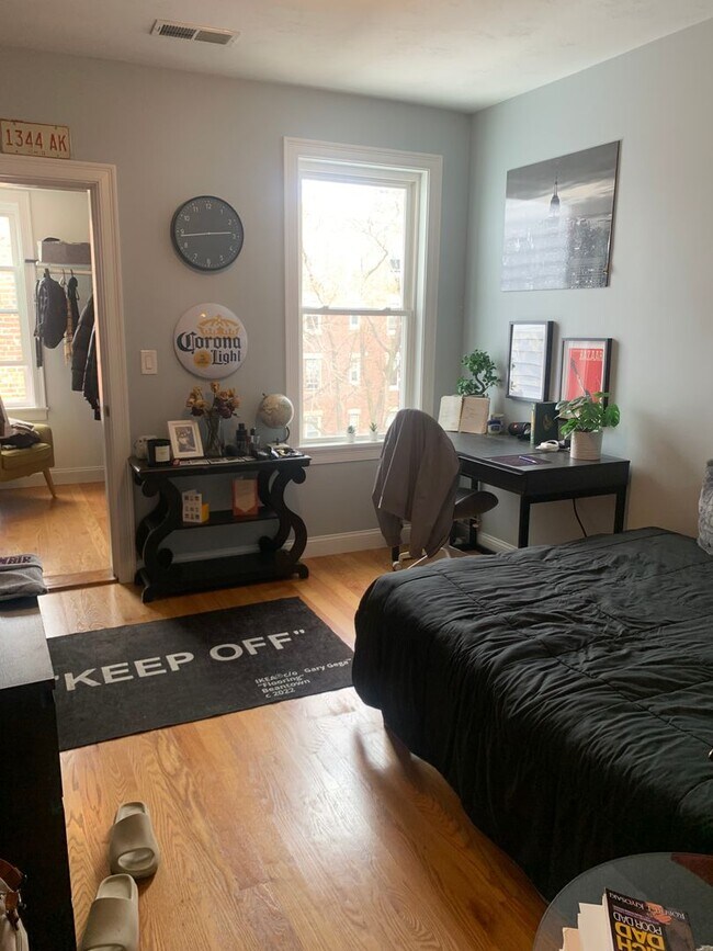 Foto del edificio - ALLSTON 5BED / 2BATH WITH MODERN FINISHES AVAILABLE SEPT 1ST