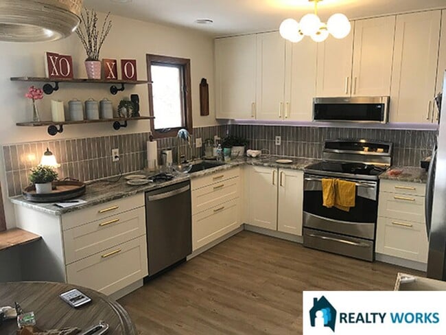 Building Photo - Beautiful 3 Bed Townhome!