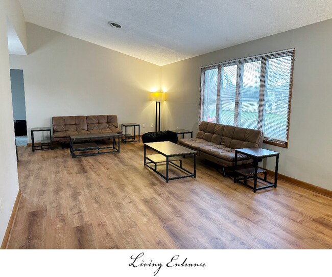 Living Entrance - 220 Peppertree Dr