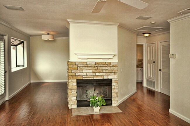 Foto del edificio - Immaculate Upper End 1 Bed 1 Bath Condo in...