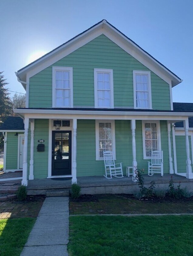 Foto principal - $2,750 Furnished or $2,550 Unfurnished, Th...