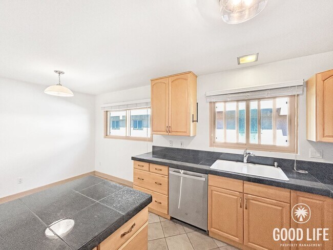 Foto del edificio - Beautiful 2B/1.5BA Condo W/ AC & Reserved Parking in Point Loma!
