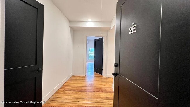 Building Photo - 406 Main St