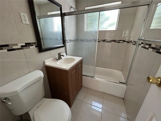 Foto del edificio - 8321 Crespi Blvd