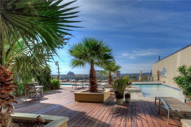 Building Photo - 603 Davis St