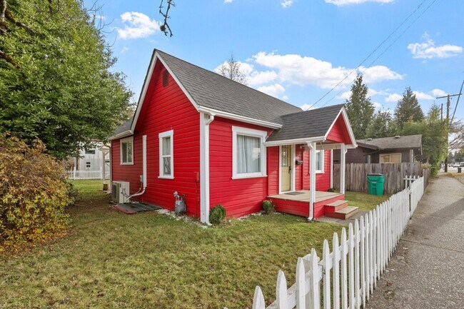 Foto del edificio - Move in ready now! Charming 1-Bedroom Home...