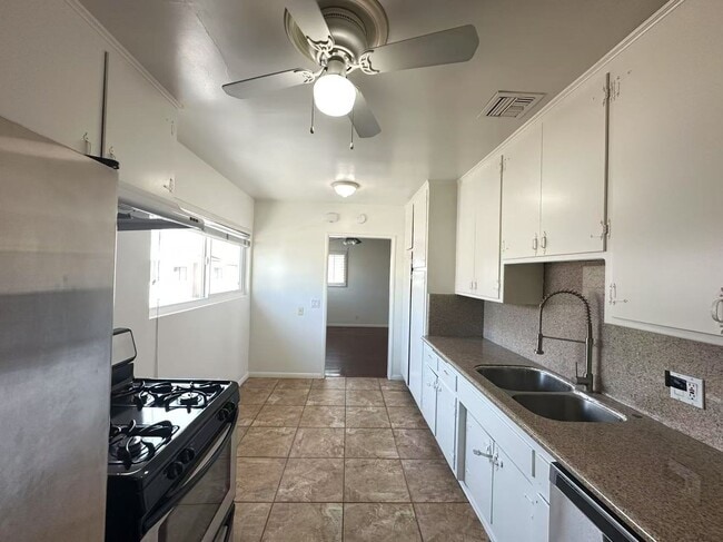 Building Photo - Three Bedrooms and Two Bathrooms