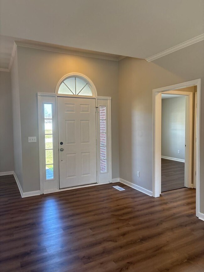 Building Photo - Spacious 3 Bedroom Home In Manchester...