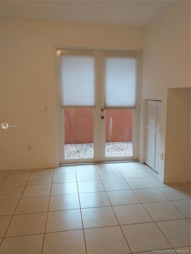 Building Photo - 921 SW 143rd Ave