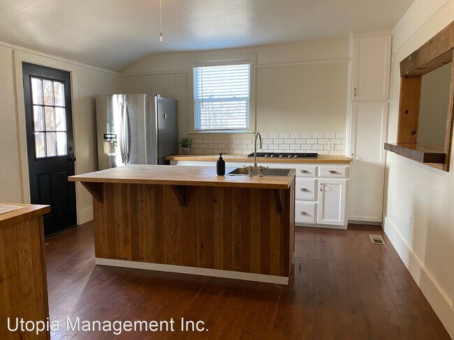 Building Photo - 3 br, 3 bath House - 700 Court Street