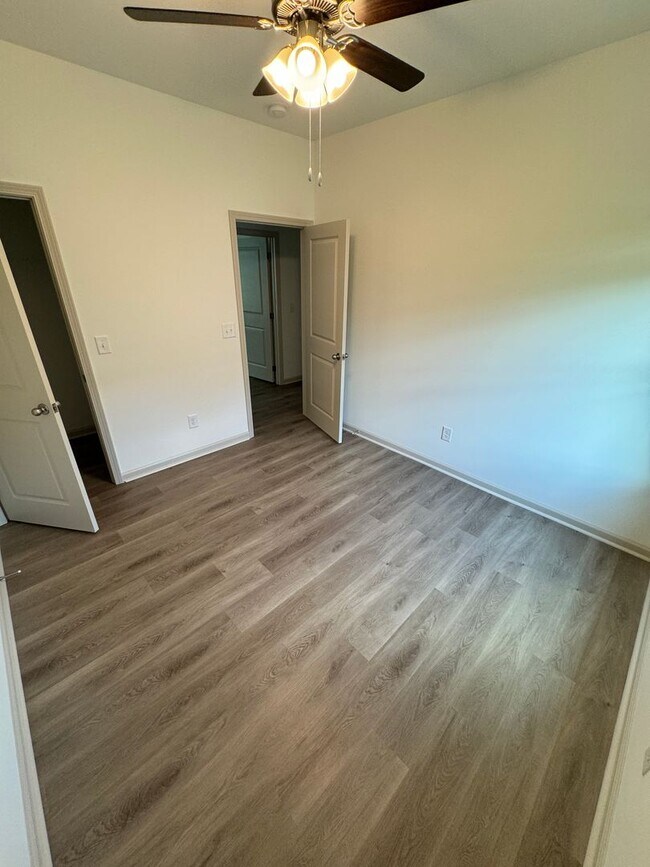 Foto del edificio - Great home available in July!!