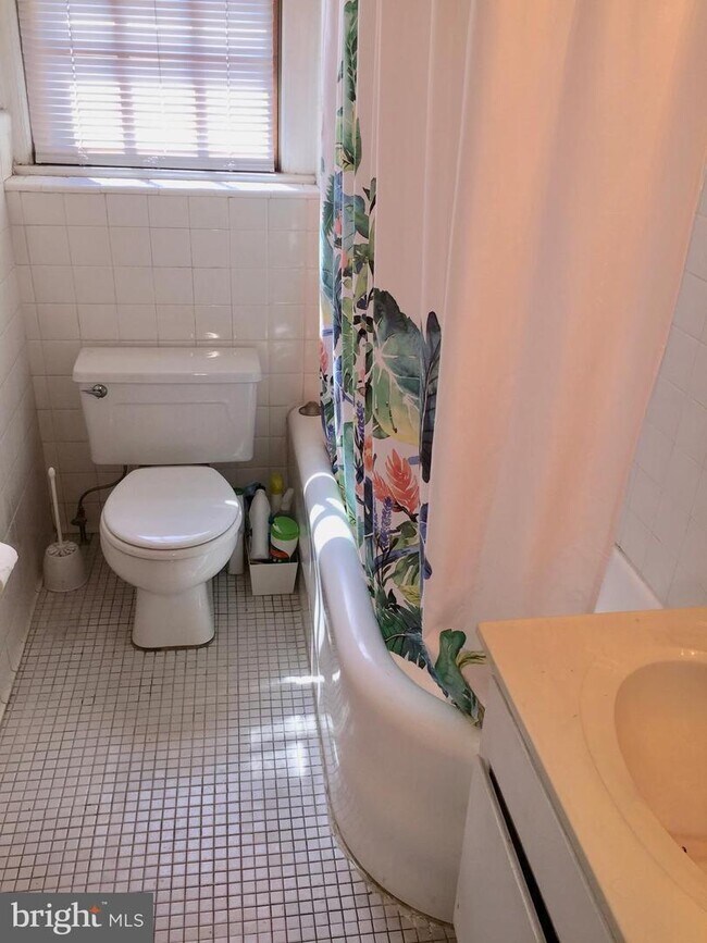 Bathroom - 2040 Belmont Rd NW