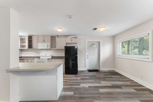 Building Photo - **Move-In Special: 1 MONTH FREE** Move in by February 15, 2026 and get 1 month’s rent FREE on a 1...