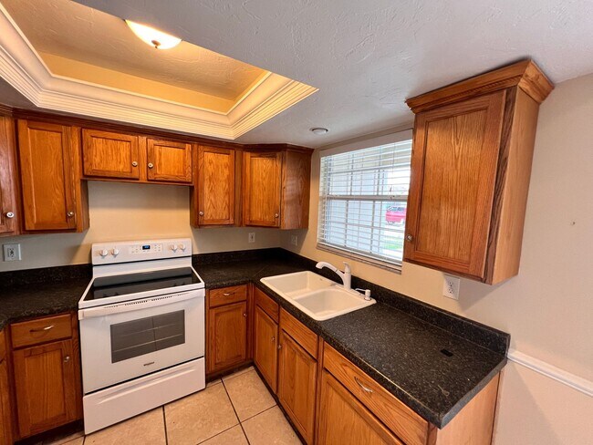 Foto del edificio - Adorable 2/2 with garage - Fenced back yar...