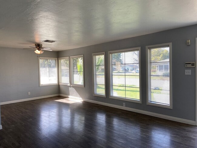 Building Photo - Oleander home with a HUGE shop!