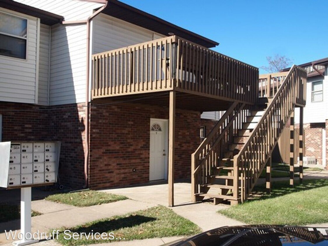 Primary Photo - 830 E College St