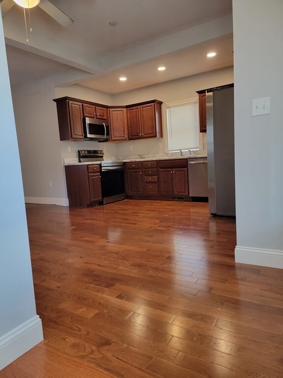 Building Photo - 946 Warren Ave