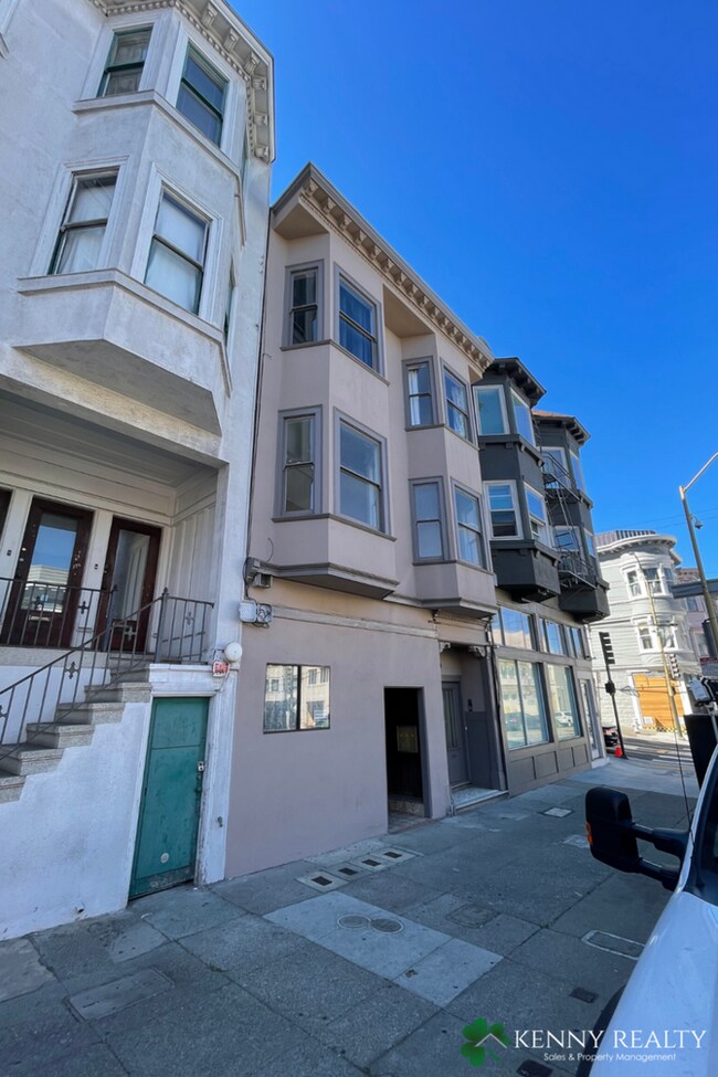 Building Photo - Three Bedroom Condo Walking Distance to Do...