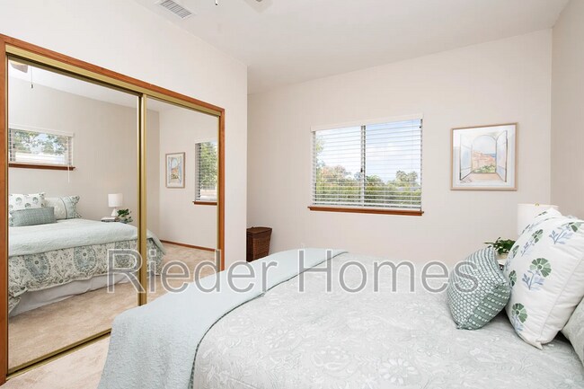 Building Photo - 1606 Hackamore Rd