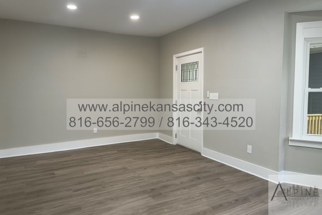 Building Photo - Beautiful Midtown Rehab! Main Floor Primary!