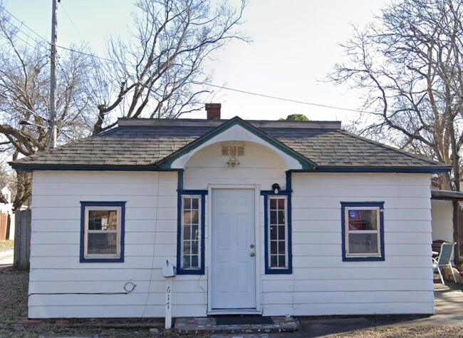 Building Photo - 617 W Funston St