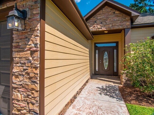 Building Photo - Spacious 3-Bedroom Home with Modern Amenit...