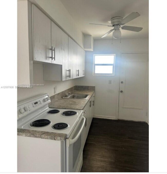 Foto del edificio - 1931 NE 168th St