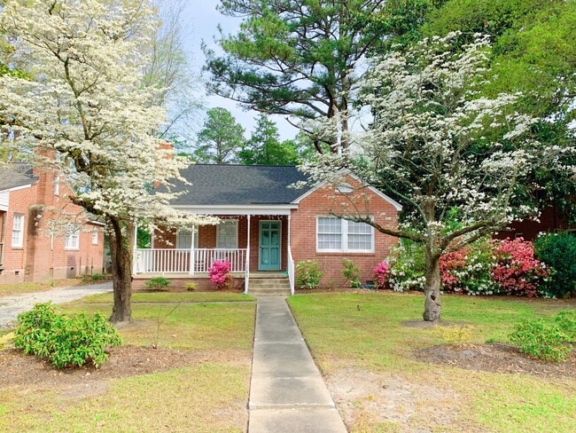 Building Photo - 3 Bedrooms 2 Full Bathrooms (one block fro...