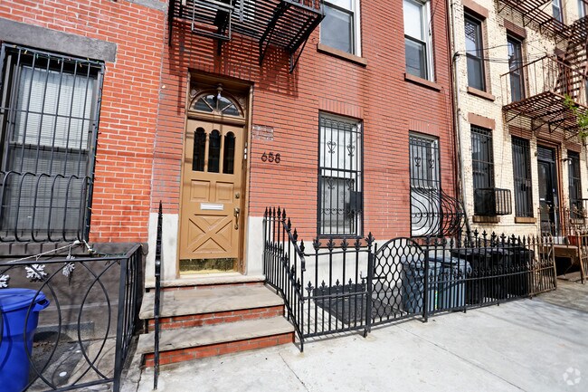 Building Photo - 658 Henry St