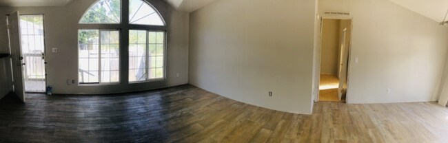 Building Photo - 3/2 Home- 1,700 sq.' w/ Expansive Open Floor Concept