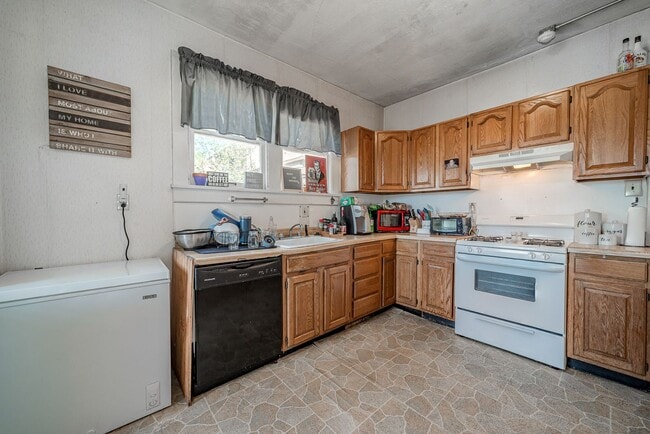 Building Photo - 5 Bed 2 Bath House - Downtown- Available 0...