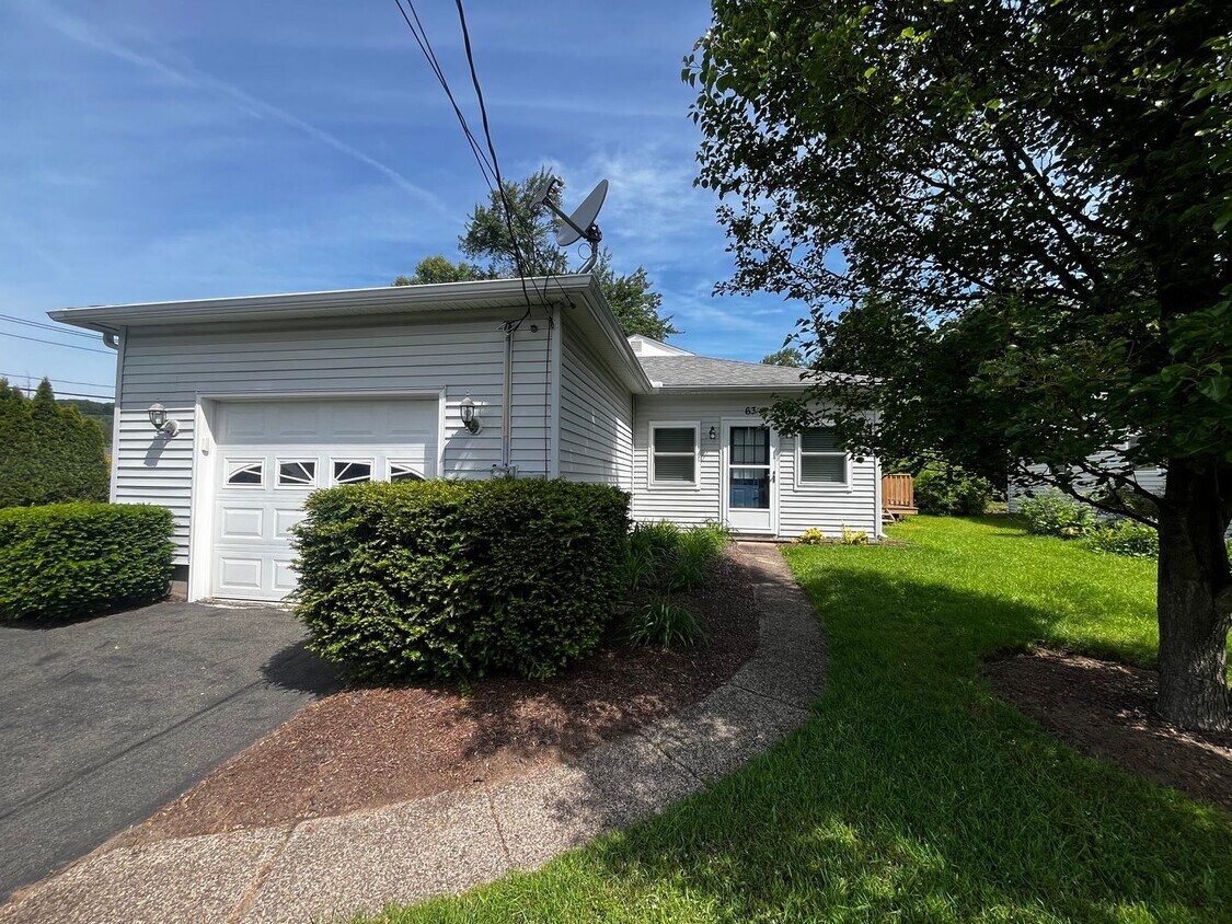 Foto principal - Updated 2 Bedroom Single Family Home
