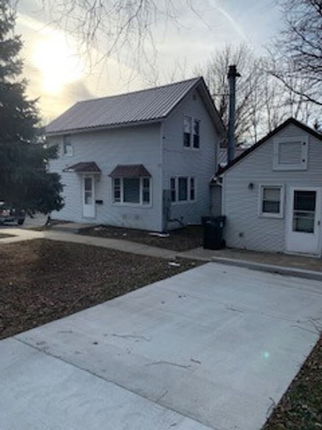 Primary Photo - Large 3 BR 2 BA house w beautiful woodwork...