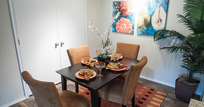 RDC-Model-Dining-Room---119.jpg - Republic Deer Creek Apartments