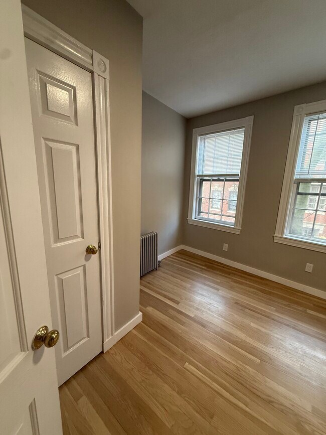 Building Photo - 82 Phillips St