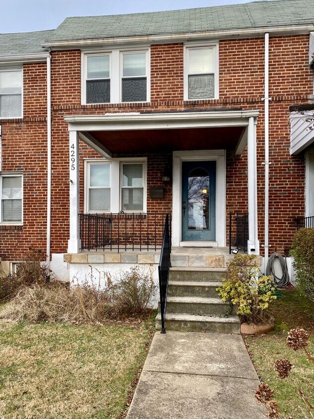 Primary Photo - Charming 3 Bedroom Townhome ~ Roland Heigh...