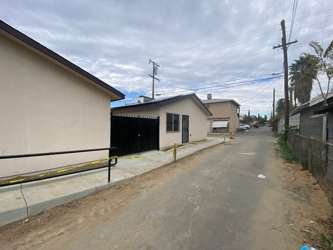 Building Photo - Newley constructed 2 BD 1 BA home in East Bakersfield