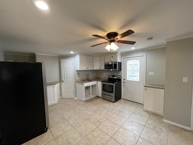 Photo - 2203 Mercedes Rd House