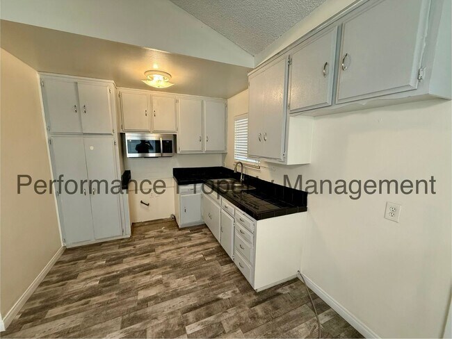 Foto del edificio - Beautiful 4 Bed/2 Bath SW Bakersfield Home w/ RBP & $0 Deposit Option
