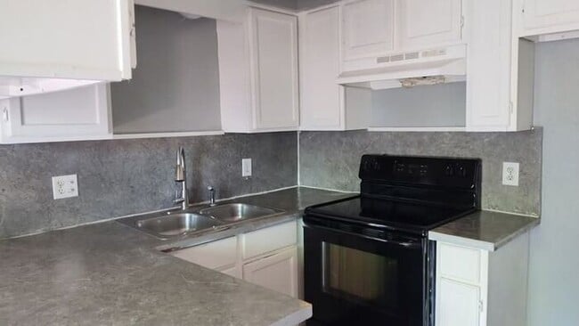 Building Photo - Welcome Home to Jefferson Square Apartments!