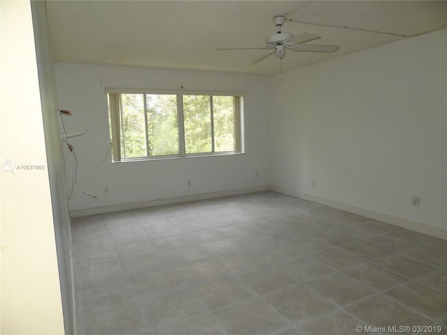 Foto del edificio - 14850 Naranja Lakes Blvd